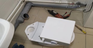 Установка напольного унитаза в Копейске: монтаж под ключ от СантехДомКпс от 5082 рублей.