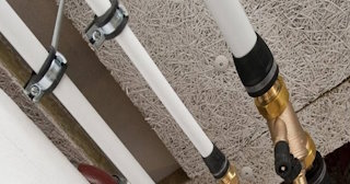 Замена труб водоснабжения в квартире: цена от 2033 руб. - СантехДомКпс